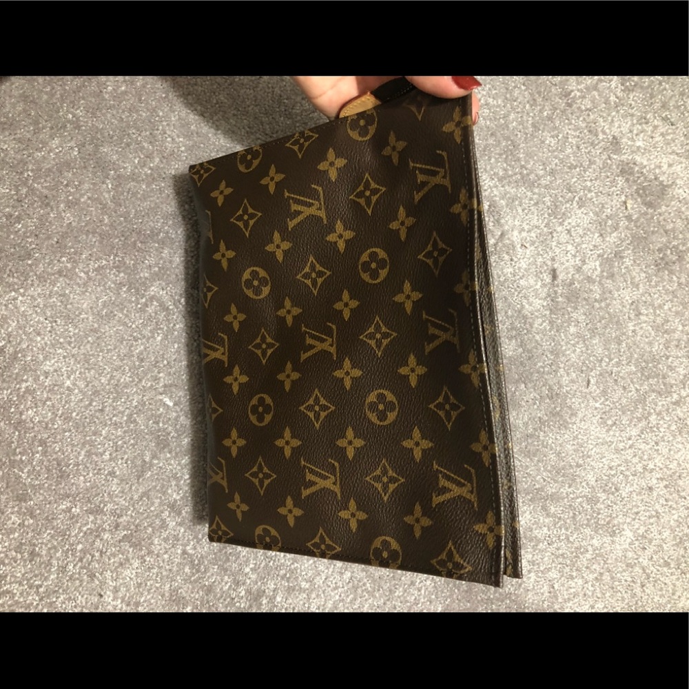 Toiletry 26 Monogram 100% AUTHENTIC